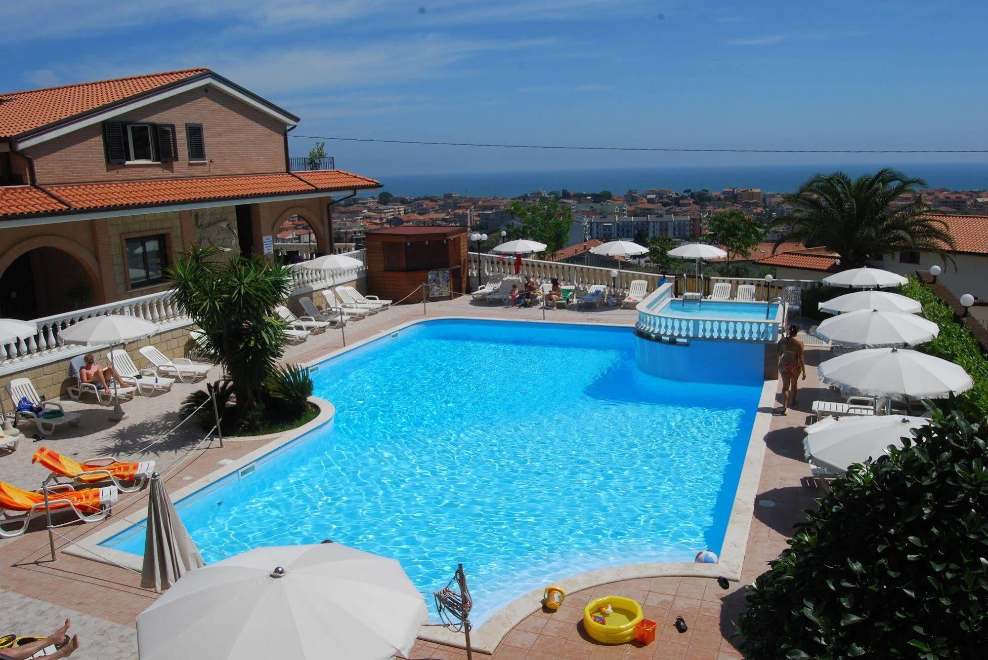 Residence Il Borgo Tortoreto Buitenkant foto