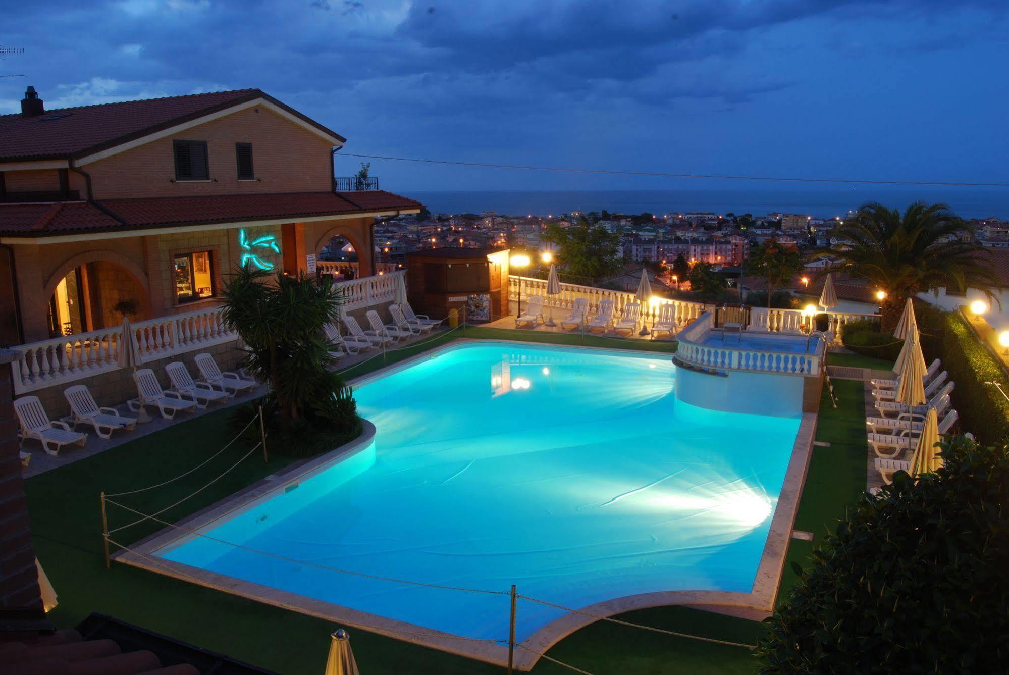 Residence Il Borgo Tortoreto Buitenkant foto